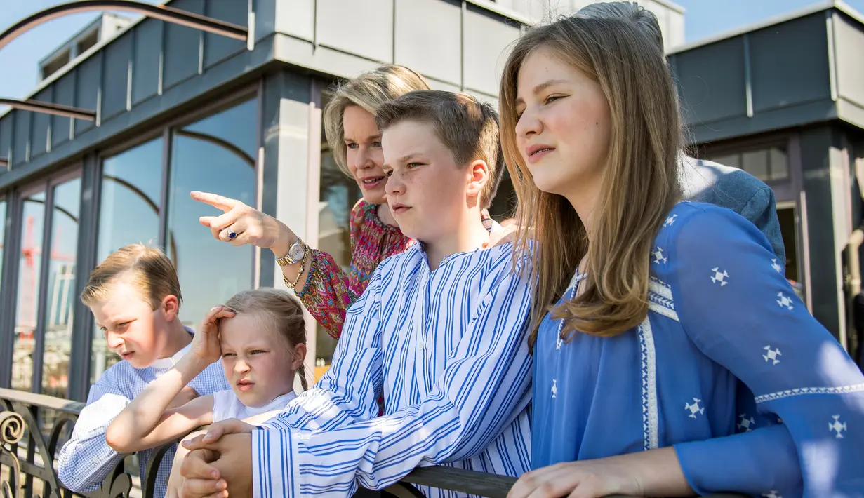 Ratu Belgia Mathilde, berpose dengan anak-anaknya (kika) pangeran Emmanuel, putri Eleonore, pangeran Gabriel dan putri mahkota Elisabeth saat mengunjungi Musical Instruments Museum di Brussels, Belgia, (19/7). (REUTERS/Laurie Dieffembacq/Pool)