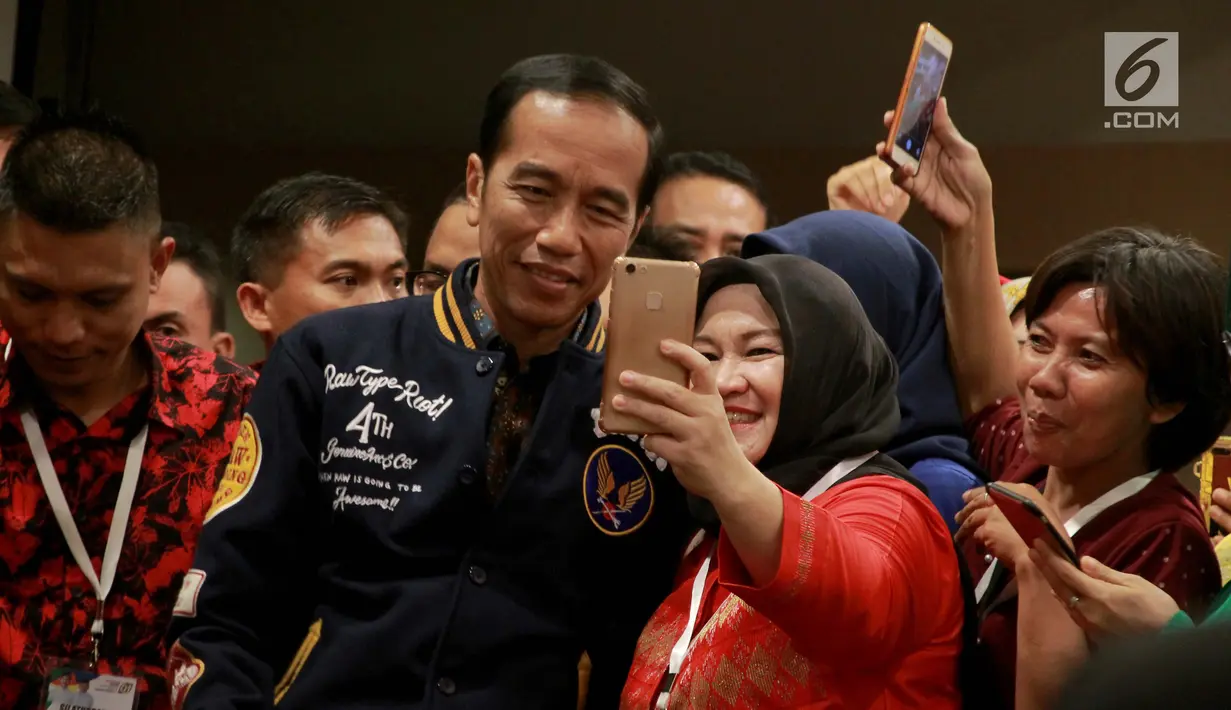Capres nomor 01 Joko Widodo berswafoto dengan pendukung usai bersilaturahmi dengan pengurus Tim Kampanye Daerah di Gorontalo, Kamis (28/2). Jokowi meminta pendukungnya untuk bekerja makin keras guna memenangkan Pemilu 2019. (Liputan6.com/Arfandi Ibrahim)