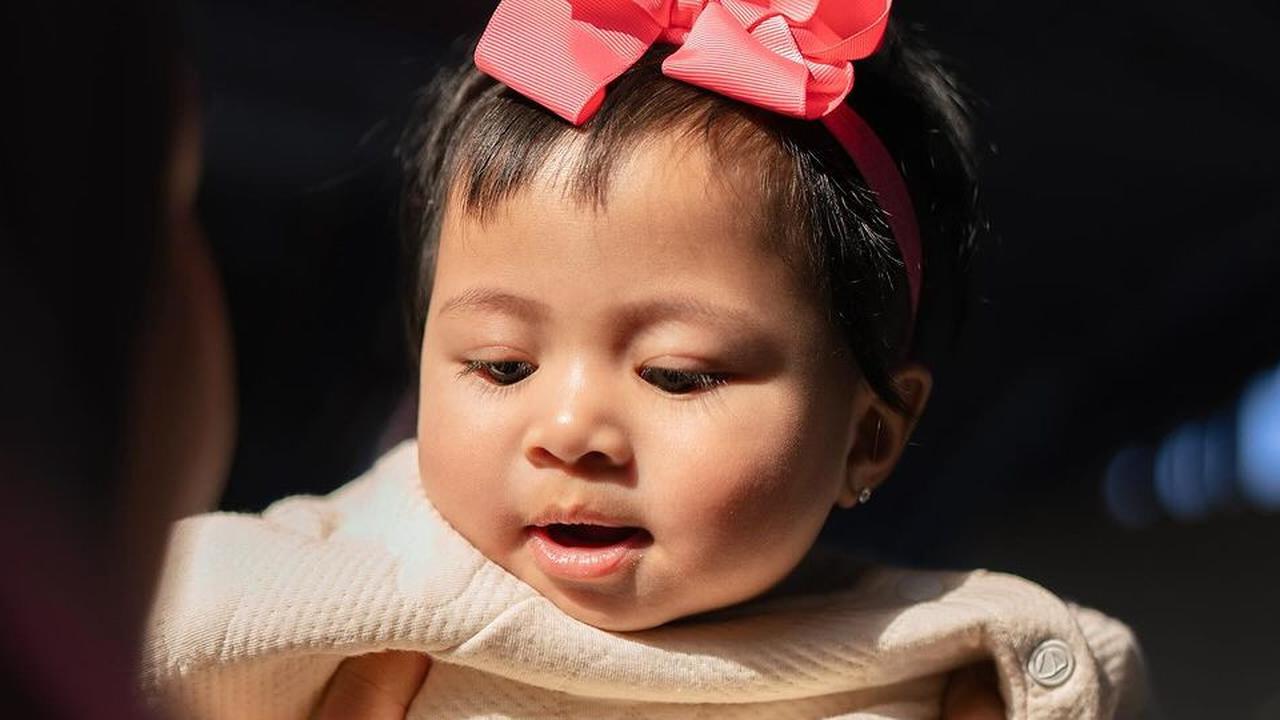 5 Potret Baby Lily, Putri Raffi Ahmad dan Nagita Slavina Tampil Stylish Menggemaskan Pakai Pita Besar di Kepala