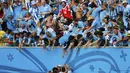Suporter Timnas Uruguay menyambut gembira gol yang diciptakan Diego Godin ke gawang Italia di laga penutup penyisihan Piala Dunia Grup D di Stadion das Dunas, Natal, Brasil, (24/6/2014). (REUTERS/Carlos Barria)