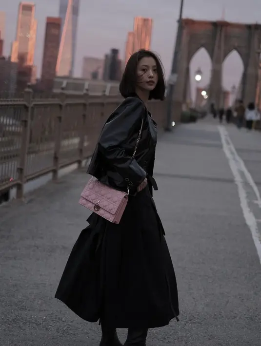 <p>Dengan gaya edgy-nya, Go Min Si juga tampil kontras dengan tas Dior bernuansa pink. Memberikan sentuhan gaya feminin yang manis. [Foto: Instagram/ Go Min Si]</p>