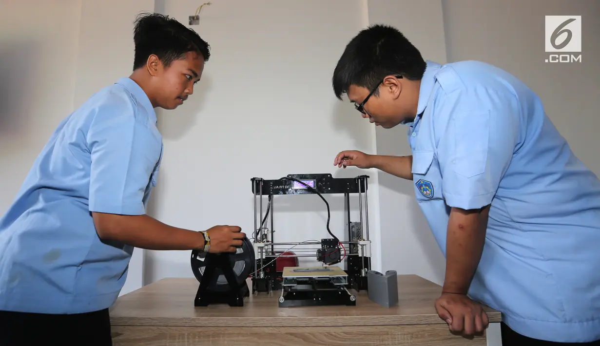 Siswa memonitor kerja listrik di SMK Ora et Labora, BSD Tangerang Selatan, Kamis (18/9). SMK dengan kompetensi Keahlian Teknik Pembangkit Tenaga Listrik bertujuan mempersiapkan man power yang handal. (Liputan6.com/Fery Pradolo)