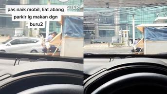 Salut! Pengendara Mobil Rela Tunggu Penjaga Loket Parkir yang Makan, Tak Mau Ganggu