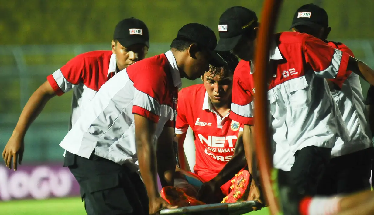 Bek Persija, Gunawan Dwi Cahyo, ditandu akibat terjatuh pada laga Piala Jenderal Sudirman melawan PBR di Stadion Kanjuruhan, Malang, Kamis (19/11/2015). (Bola.com/Kevin Setiawan)