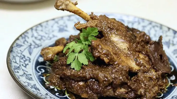 Bebek bumbu hitam Madura/copyright feasttotheworld.com