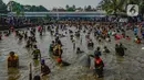 Pemerintah Kota (Pemkot) Depok menggelar kegiatan tradisi Ngubek Empang dengan menebarkan enam kuintal ikan. (merdeka.com/Arie Basuki)