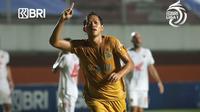 Gelandang Bhayangkara FC Adam Alis merayakan golnya ke gawang PSM Makassar dalam laga lanjutan BRI Liga 1 2021/2022 di Stadion  Maguwoharjo, Sleman, Sabtu, 6 November. (foto: Instagram @liga1match)