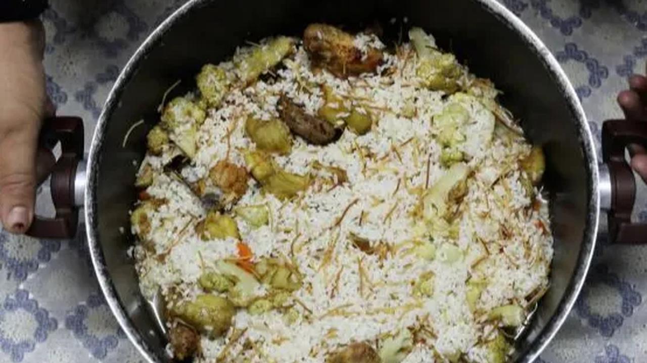 Dilansir dari berbagai sumber, Maqluba memiliki arti terbalik. Nama ini diambil dari cara penyajiannya yang ditempatkan dalam panci yang dibalik saat disajikan.