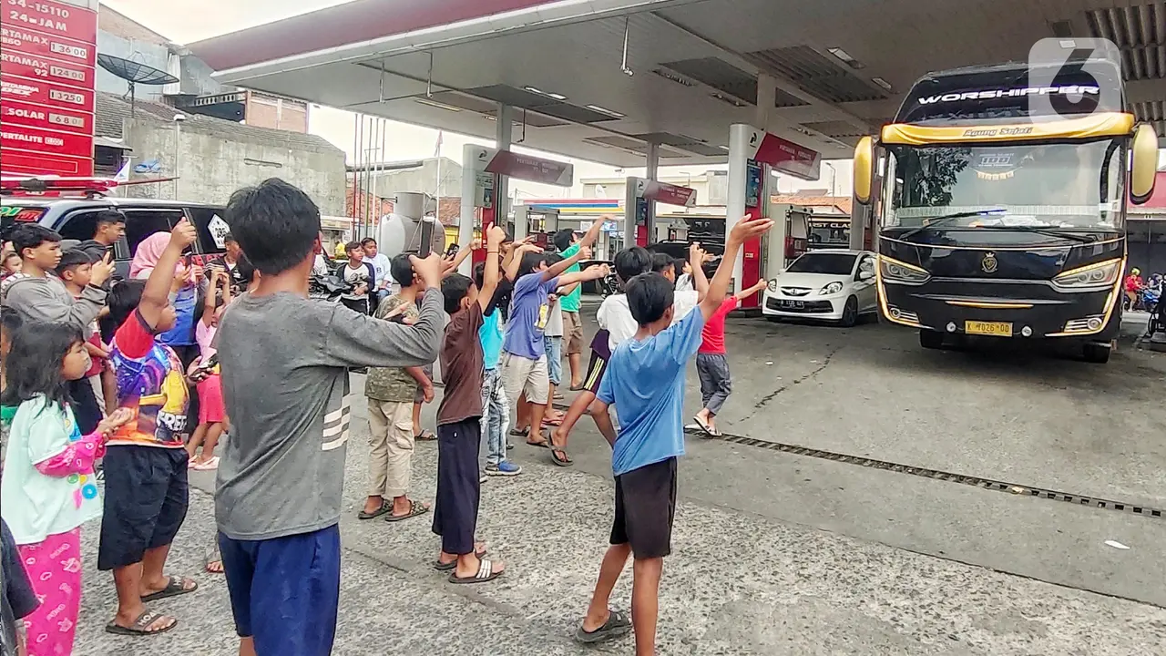 Anak-anak di Ciledug Tunggu Suara Klakson Basuri