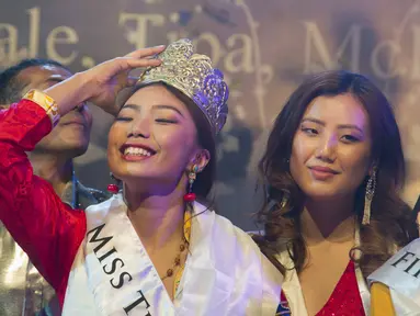 Tenzin Paldon keluar sebagai pemenang Miss Tibet 2017, Dharmsala, India, Minggu (4/6). Paldon, yang tinggal di negara bagian Karnataka, India dinyatakan sebagai pemenang di antara sembilan kontestan . (Foto AP / Ashwini Bhatia)
