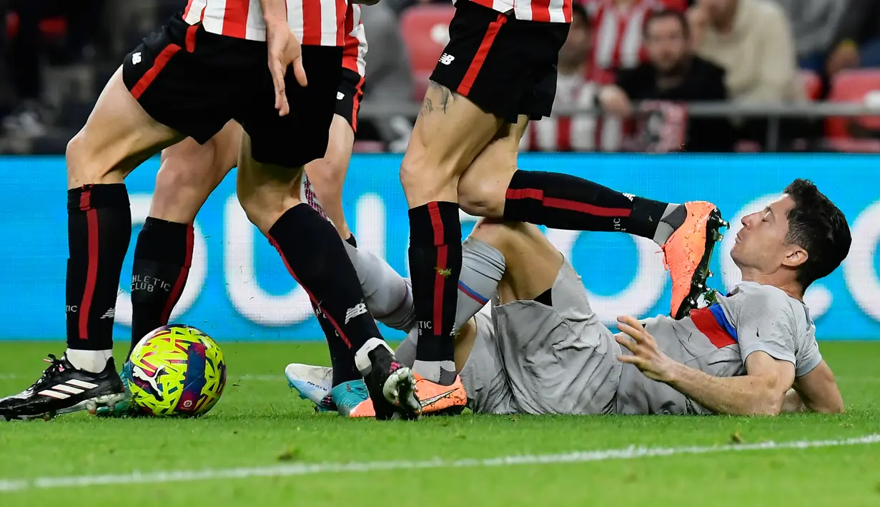 Pemain Barcelona Robert Lewandowski terbaring di lapangan saat melawan Athletic Bilbao pada pertandingan sepak bola La Liga Spanyol di Stadion San Mames, Bilbao, Spanyol, 12 Maret 2023. Barcelona mengalahkan Athletic Bilbao dengan skor 1-0. (AP Photo/Alvaro Barrientos)
