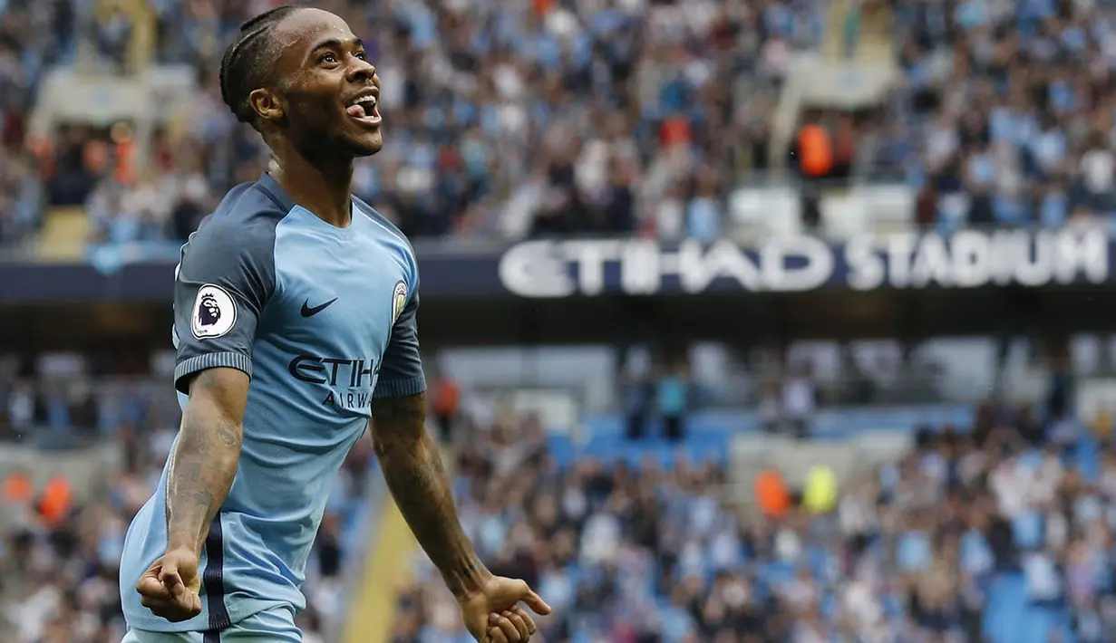 Gelandang Manchester City, Raheem Sterling, merayakan gol yang dicetaknya ke gawang West Ham. Pada laga selanjutnya City akan menghadapi rivalnya, Manchester United. (Reuters/Darren Staples)