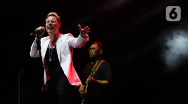 Penampilan penyanyi asal Irlandia, Ronan Keating pada acara The 90's Festival di Gambir Expo Kemayoran, Jakarta, Sabtu (10/8/2024). (Liputan6.com/Herman Zakharia)