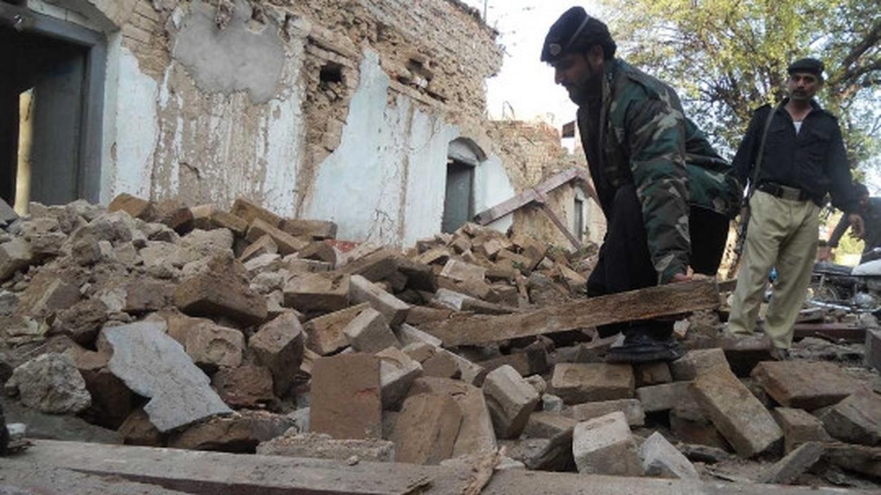 Kerusakan parah akibat gempa 7,7 SR di Pakistan dan Afghanistan
