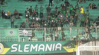 Aksi anggota Slemania saat mendukung PSS melawan Tira Persikabo di Stadion Maguwoharjo, Minggu (8/3/2020). (Bola.com/Vincentius Atmaja)
