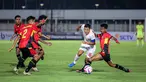 Pemain Timnas Indonesia U-20, Dony Tri Pamungkas (kedua kanan) melewati pemain Timor Leste, Luis Figo Ribeiro (kanan) pada laga Grup F Kualifikasi Piala Asia U-20 2025 di Stadion Madya, Senayan, Jakarta, Jumat (27/09/2024). (Bola.com/Bagaskara Lazuardi)