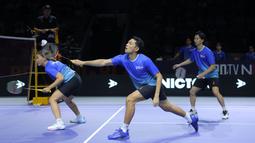 Fajar Alfian (tengah) dari tim Lightning berusaha mengembalikan kok ke arah tim Rockets dalam laga pertama 3v3 Badminton XL 2025 di Istora Senayan, Jakarta, Sabtu (04/10/2025). (Bola.com/Bagaskara Lazuardi)