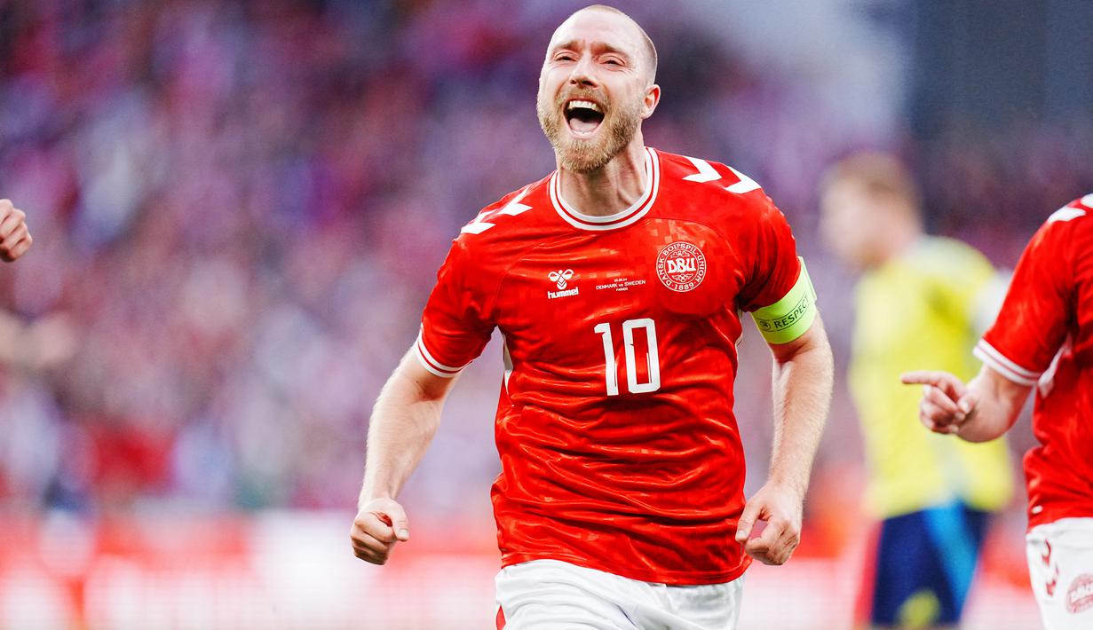 Gelandang Denmark Christian Eriksen merayakan gol yang dicetaknya ke gawang Swedia dalam laga persahabatan menjelang Euro 2024 di stadion Parken, Kamis (6/6/2024). (Liselotte Sabroe / Ritzau Scanpix / AFP)