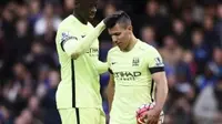 Gelandang Manchester City, Yaya Toure, (kanan) kagum penampilan timnya kala menghadapi Chelsea di Stamford Bridge, Sabtu (16/4/2016). (Reuters/Carl Recine)