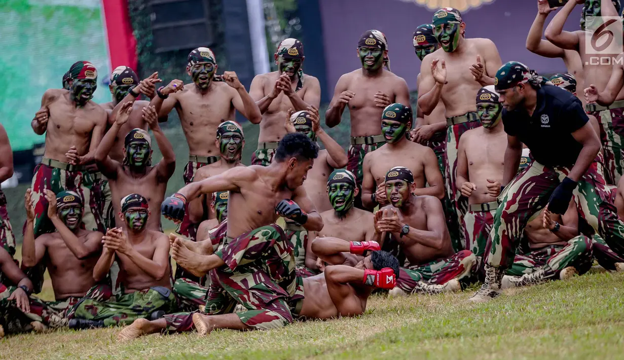 Prajurit Kopossus menunjukan kebolehan bertarung bebas dalam acara HUT ke-67 Kopassus di Markas Kopassus, Jakarta, Rabu (24/4). HUT ke-67 Kopassus bertema ' Mewujudkan prajurit Kopassus yang profesional, kuat, dan tangguh serta Adaptif menghadapi Tantangan Global.' (Liputan6.com/Faizal Fanani)