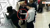Seorang pria berusaha mencuri dari perempuan yang menyelak antreannya (E1.RU/Daily Mail)