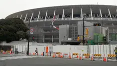 Persiapan terus dilakukan Jepang jelang penyelenggaraan Olimpiade 2020. Salah satu tempat yang sedang berhias adalah Stadion Nasional Tokyo.