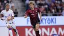 Yuya Osako dan Anderson Lopes sama-sama selalu tampil dalam seluruh 30 laga bersama klubnya masing-masing. Yuya Osako mencetak 20 gol untuk Vissel Kobe setelah tampil dalam 2469 menit, sementara Anderson Lopes mencetak 19 golnya bersama Yokohama F Marinos dalam 2495 menit. keduanya sama-sama memiliki rasio gol 0,7 gol per laga (90 menit). (J.LEAGUE)