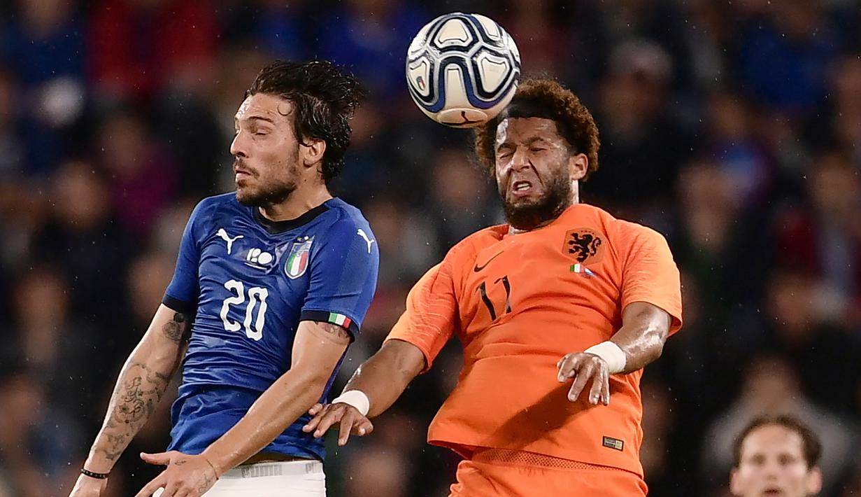 Duel Pemain Italia, Simone Verdi (kiri) dan pemain Belanda, Tonny Vilhena (kanan) pada laga uji coba di Allianz Stadium, Turin, (4/6/2018). Italia dan Belanda bermain imbang 1-1. (AFP/Marco Bertorello)