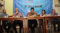 Pengurus Harian YLKI Tulus Abadi, Direktur Pelayanan BPJS Fajriadinur, Moderator, Anggota Komisi IX DPR RI Irma Suryani , Direktur YPKKI Marius Widjajarta saat diskusi ‘Mau Sehat kok Repot', Jakarta, Sabtu (21/3/2015). (Liputan6.com/Helmi Afandi) 