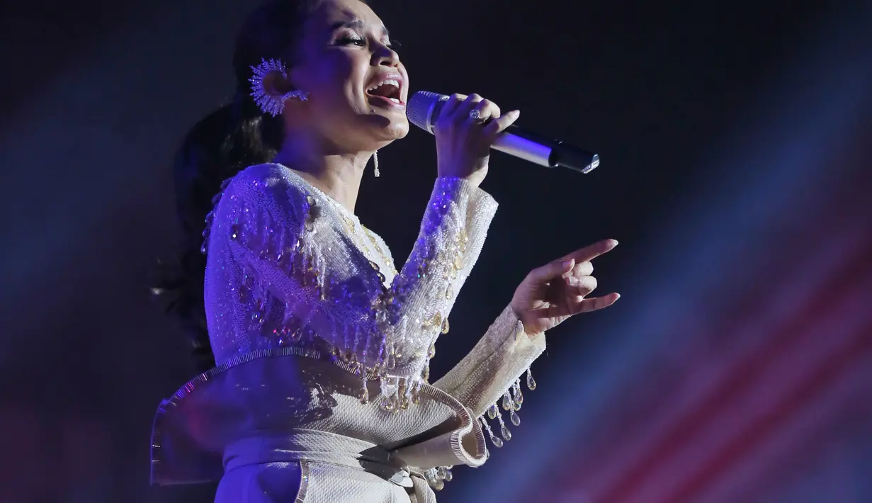 Rossa konser di Tennis Indoor Gelora Bung  Karno (GBK), Senayan, Jakarta Pusat. (Adrian Putra/Fimela.com)