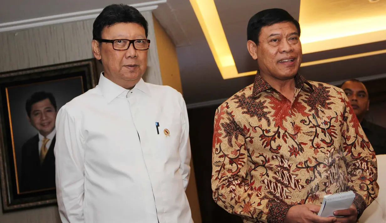 Mendagri Tjahjo Kumolo (kiri) dan Menko Polhukam Tedjo Edhy menemui pimpinan DPR RI di Komplek Parlemen, Senayan, Jakarta, Rabu (1/4/2015). Pertemuan tersebut terkait pencalonan Komjen Polisi Badrodin Haiti sebagai Kapolri. (Liputan6.com/Helmi Afandi)