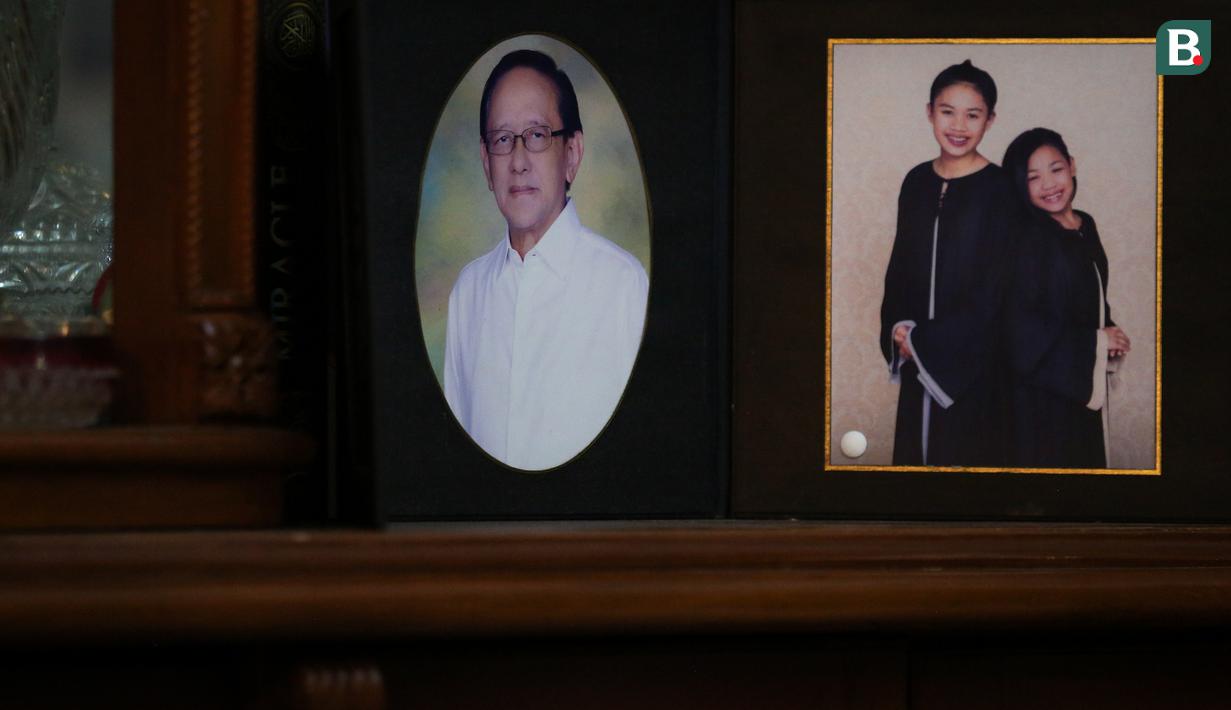 Foto mantan Sekjen PSSI, Nugraha Besoes dan keponakannya yang terpajang di rumah duka, Perumahan Alfa Indah Blok A II No.18 Joglo, Jakarta Barat, Senin (06/02/2023). Nugraha Besoes meninggal dunia pada Senin (06/02/2023) pukul 00.19 WIB di RS PON. (Bola.com/Bagaskara Lazuardi)