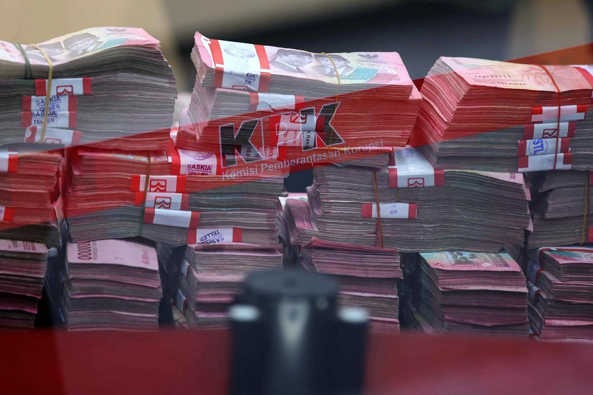FOTO: FOTO KPK Tunjukkan Barang Bukti Uang 850 Juta Hasil OTT Ketua PN Depok