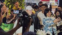 6 Potret Agnez Mo Pulang Indonesia Disambut Fans di Bandara, Penuh Kejutan