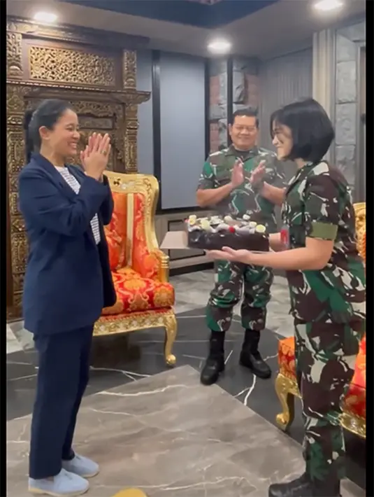 "Doa terbaik untuk Panutan kami Bapak dan Ibu Panglima yang baik serta keluarga juga seluruh Perwira dan Srikandi terbaik Bangsa di Mabes TNI yang Cantik, Keren, Multi Talented dan super baik," tutup artis yang mengawali dari film Bintang Jatuh (2000) ini. [Instagram/marcella.zalianty]