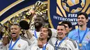 Bersama Real Madrid, Luka Modric mengangkat total 28 trofi dari berbagai kompetisi. Tampak dalam foto, gelandang Kroasia Real Madrid, Luka Modric (tengah) merayakan dengan kemenangan usai final Piala Interkontinental FIFA 2024 melawan Pachuca dari Meksiko di Stadion Lusail, Doha, pada tanggal 18 Desember 2024. (Mahmud HAMS/AFP)