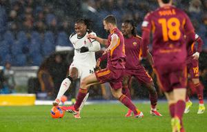 Pemain AC Milan, Rafael Leao (kiri), dan pemain Roma, Bryan Cristante, berebut bola dalam pertandingan Serie A di Olimpico, Senin (26/1/2026). (AP Photo/Gregorio Borgia)