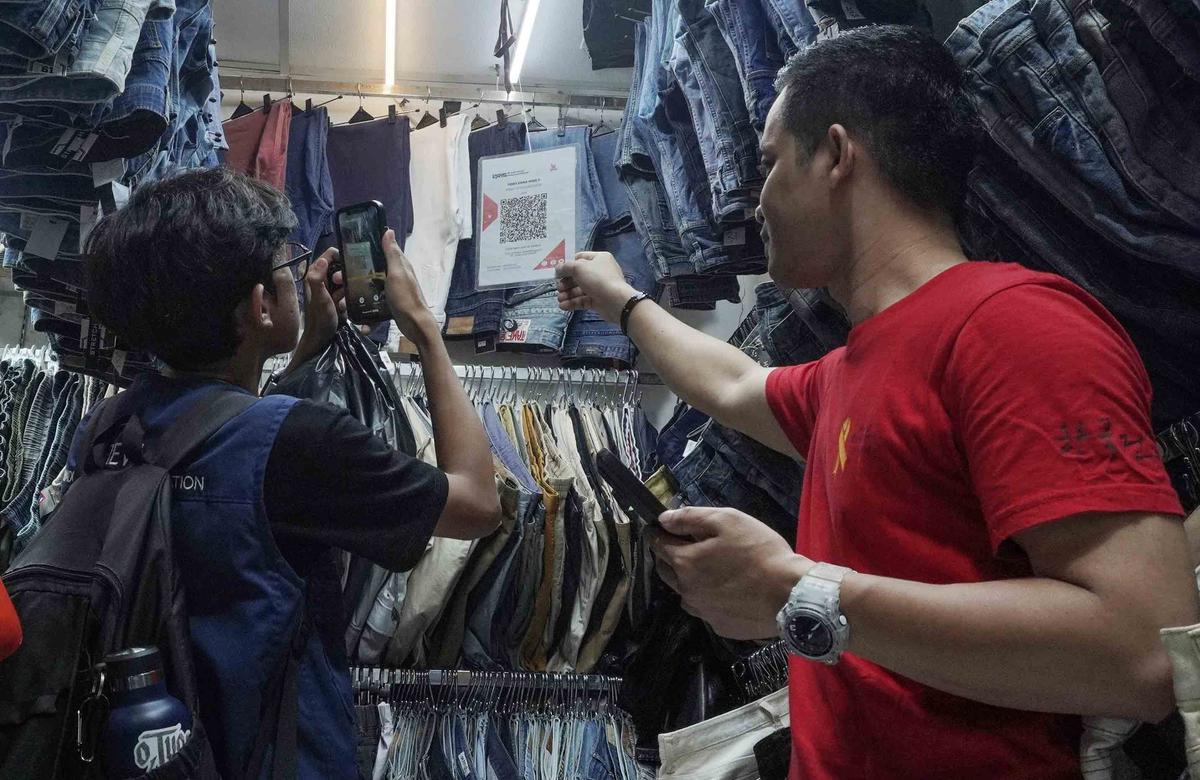FOTO: Larangan Impor Pakaian Bekas Ilegal,  Pemerintah Dorong Pedagang Thrifting Beralih ke Produk Lokal