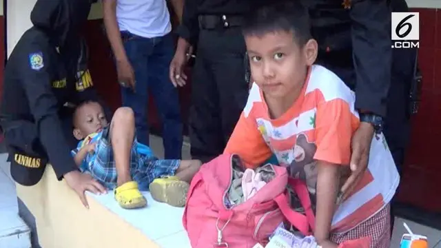 Petugas Polsek Tandes Surabaya menmukan 2 anak kecil yang diduga ditinggal oleh orangtuanya di tepi jalan