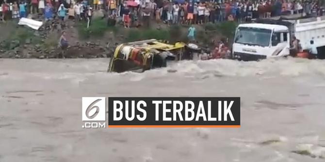 VIDEO: Bus Berpenumpang Terbalik di Sungai Deras