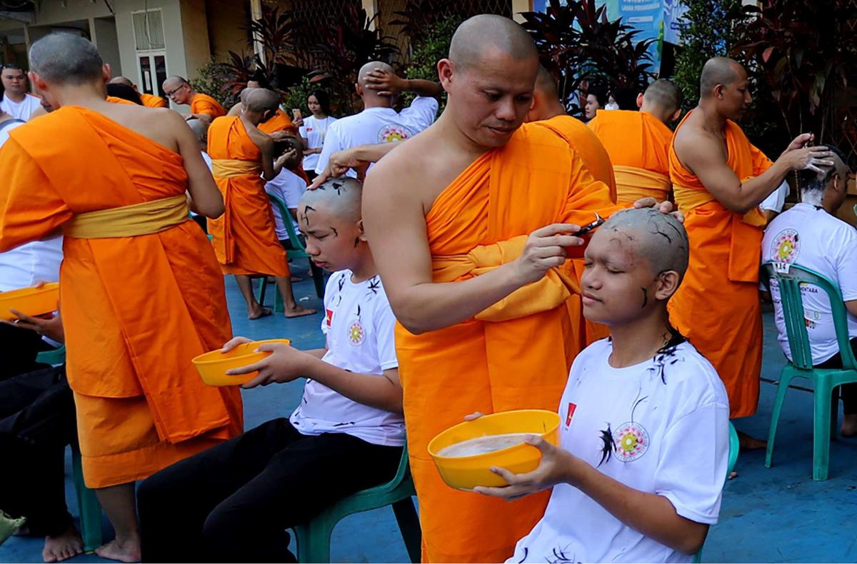 Calon Bikkhu cukur rambut jelang Pabbajja Samanera Sementara