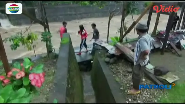 Dua Bocah Hanyut dalam Selokan