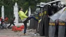 Pengunjuk rasa terlibat bentrok dengan polisi di Jalan Medan Merdeka Timur, Jakarta, Kamis (8/10/2020). Bentrokan terjadi akibat massa yang memaksa masuk ke depan Istana Negara untuk berunjuk rasa terkait penolakan UU Cipta Kerja. (Liputan6.com/Immanuel Antonius)