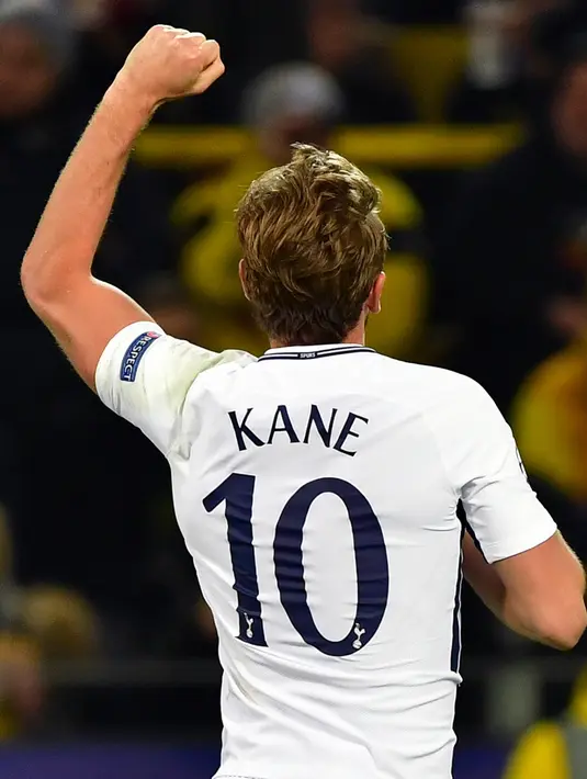 Pemain Tottenham Hotspur, Harry Kane berselebrasi setelah mencetak gol ke gawang Borussia Dortmund pada matchday kelima Liga champions Grup H di Stadion BVB, Selasa (21/11). Kane menyumbang satu gol dengan kemenangan 2-1. (John MACDOUGALL / AFP)
