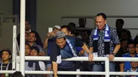 Gubernur Jawa Barat, Ahmad Heryawan menunduk memberikan salam pada suporter Persib Bandung yang menyaksikan langsung final Indonesia Super League 2014 di Stadion Gelora Sriwijaya, Palembang, (7/11/2014). (Liputan6.com/Helmi Fithriansyah)