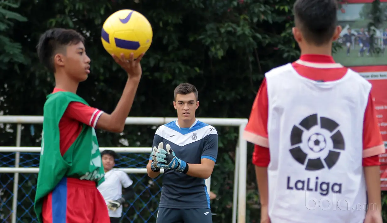 Gaya kiper Espanyol B, Eduardo Frias saat  memberikan Coaching Clinic di Lapangan AKRI, Ampera, Jakarta, Minggu (16/7/2017). Coaching Clinic ini diikuti oleh SSB Tik Tak. (Bola.com/Nicklas Hanoatubun)