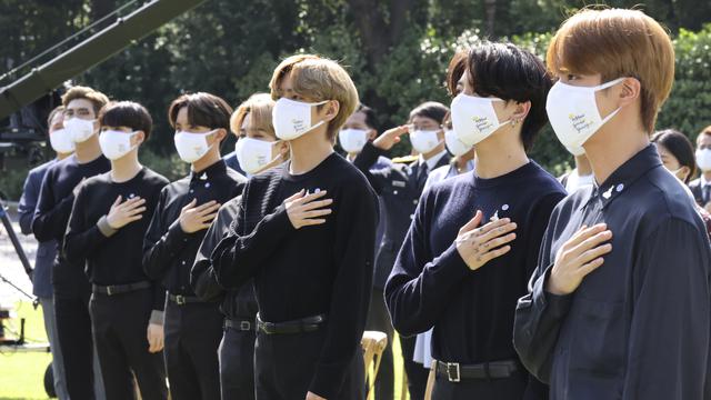 BTS dalam Hari Pemuda Korea Selatan di Gedung Biru, Seoul, Korea Selatan. (Lee Jin-wook/Yonhap via AP)