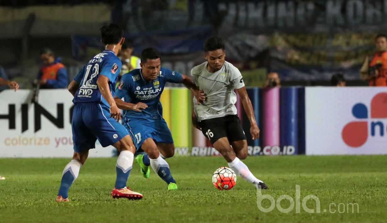 Pemain Persib Bandung, Dedi Kusnandar, berusaha menahan laju pemain pemain Persela Lamongan pada laga Piala Presiden 2017 di Stadion Si Jalak Harupat, Bandung, Jumat (17/2/2017). Persib menang 2-0 atas Persela. (Bola.com/Nicklas Hanoatubun)