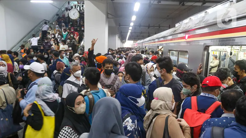 Kepadatan Penumpang KRL Commuter Line di Stasiun Manggarai Pada Sore Hari
