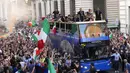 Para pemain Italia berada di atas bus saat perayaan juara Euro 2020 di Roma, Senin (12/7/2021). Italia mengalahkan Inggris 3-2 dalam adu penalti setelah bermain imbang 1-1 pada final Euro 2020 di stadion Wembley di London. (AP Photo/Gregorio Borgia)